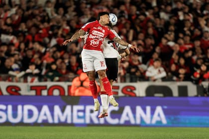 Cabezazo entre Alexis Zapata y Tomás Galván