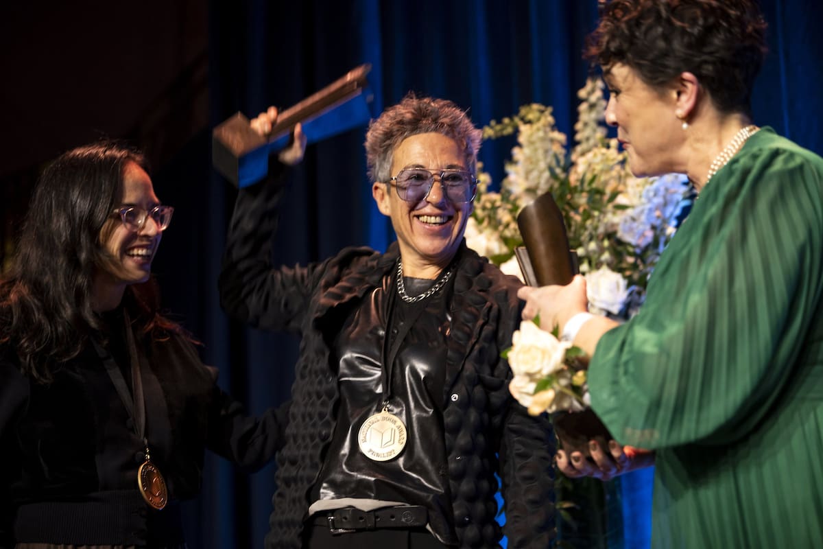 Cabezón Cámara festeja al recibir el National Book Award