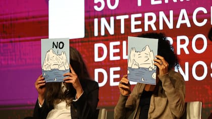 Cabezón Camara leyó un mezcla de poesía y proclama en defensa de los glaciares, y parte del público levantó carteles alusivos así como las otras dos escritoras en el escenario