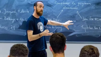 Cabezón es docente de grado de la universidad y también da clases de posgrado a docentes