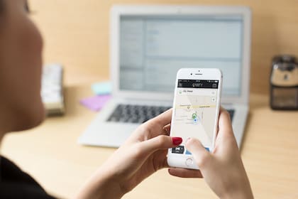 Cabify es una aplicación móvil de pedido de choferes con registro profesional que busca posicionarse como la alternativa legal en medio de la disputa entre taxistas y Uber