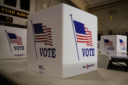 Cabinas de votación instaladas en un centro de votación en Newtown, Pensilvania