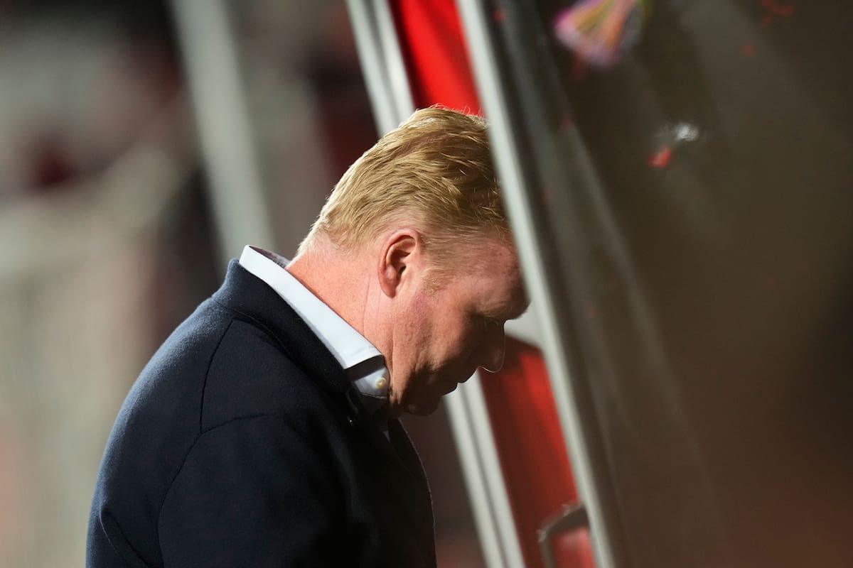 Cabizbajo, Koeman se mete en el vestuario tras la derrota con Rayo Vallecano; dos horas después sería despedido