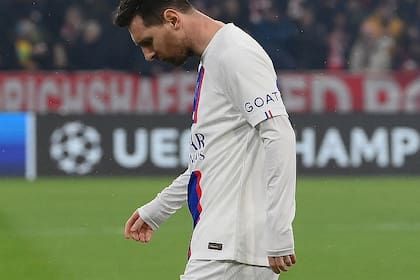 Cabizbajo, Lionel Messi sufre otra eliminación en la Champions League, la segunda en Paris Saint-Germain y la octava consecutiva.