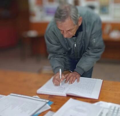 Cabrera durante la conformación del consejo directivo en la localidad