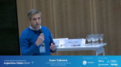 Cabrera repasó cómo la combinación de tecnologías como inteligencia artificial (IA), blockchain, edición genética y robótica está revolucionando industrias enteras, y cómo la agricultura —una de las más atrasadas en adopción digital— está ante una oportunidad histórica