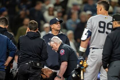 Cabrera sale en ambulancia de juego de Yankees ante Marineros tras deslizamiento en el plato