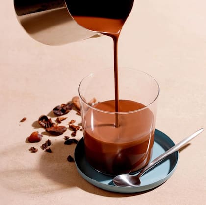 Cacao Bar x Obrador es una sección del emprendimiento que ofrece chocolatadas frías de chocolates 38% y 62% de origen latinoamericano.