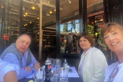 Todo comenzó con un café. Cachanosky fue profesor de Paula Bertol, dirigente del PRO, que lo invitó a un café con Patricia Bullrich, presidenta del partido y cercana a Mauricio Macri.