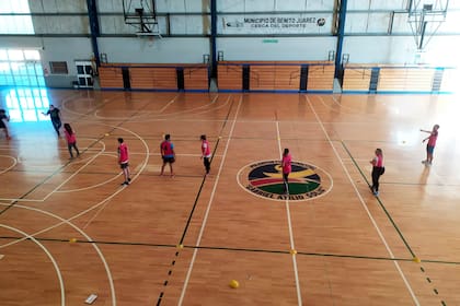 Cacheball es un deporte alternativo donde se gritan los goles contrarios