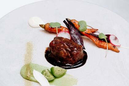 Cachete de res con vegetales