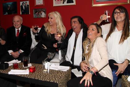 Cacho Castaña y amigos en la inauguración del Café La Humedad.