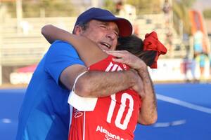 Cacho Vigil abraza a Manuela Urroz, la figura del seleccionado de Chile, el día que consiguieron la clasificación mundialista