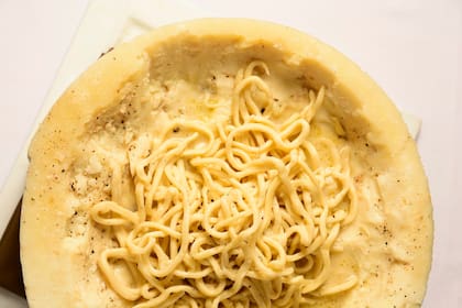 Cacio e Pepe, la vistosa preparación de Leo Fuamarola en L´Adesso. Pasta larga dentro de una orma de queso.
