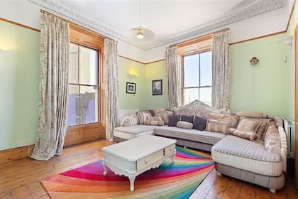 Cada ambiente de la propiedad se destaca por un detalle de color impactante Foto: Myhome