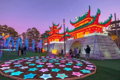 Cada año la ciudad añade nuevas instalaciones y se mejora la tecnología detrás de las luces, lo que hace que la experiencia sea aún más impresionante. Foto: X/Canva.