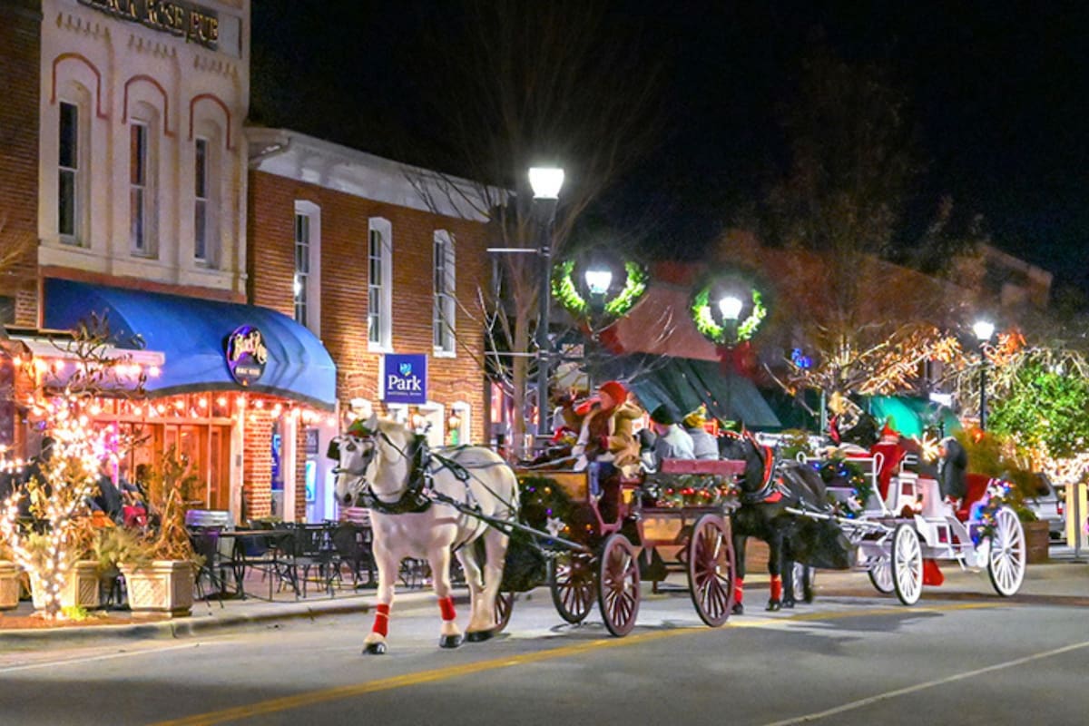 Cada año la ciudad se transforma en un verdadero "Pueblo de Navidad" (Visithendersonville)