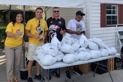 Cada año, la Fundación Infantil Nora Sándigo le regala pavos a las familias migrantes cuando se aproxima el Día de Acción de Gracias (Facebook/Nora Sandigo Children Foundation)