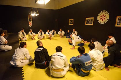 Cada aspa de Six Blades representa un valor: familia, respeto, disciplina, actitud, lealtad y honor