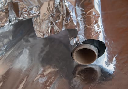 Cada cara de la lámina de aluminio tiene una función específica, por lo que es importante saber cómo aprovecharlas