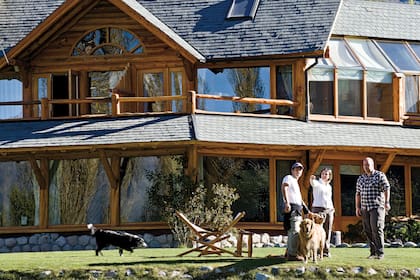 Cada casona de madera tiene habitaciones independientes y confortables, amplias y de cálida ambientación, que comparten un gran living.