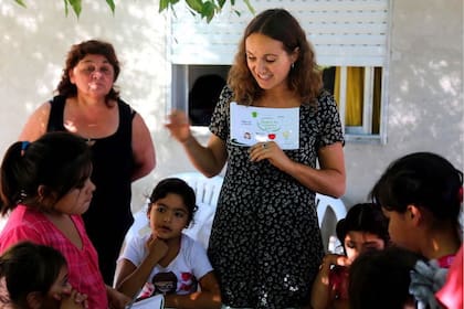 Cada chico completa su propio libro sobre buena alimentación y se lo lleva al terminar el taller junto con un diploma.