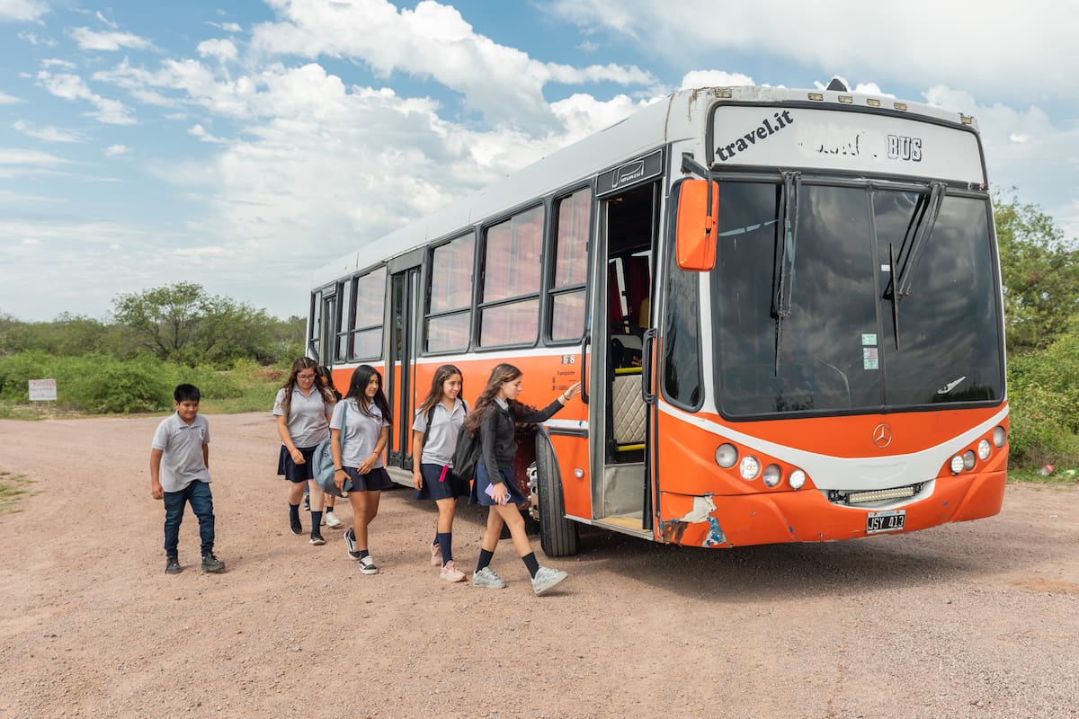 Cada colectivo hace un recorrido de más de 50 kilómetros para llevar a los alumnos al colegio