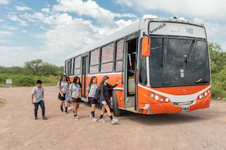 El colectivo que recorre parajes rurales para que los chicos no abandonen