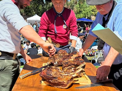 Cada competidor dispondrá de aproximadamente cuatro horas para cocinar un costillar y deberá llevar su propia cruz