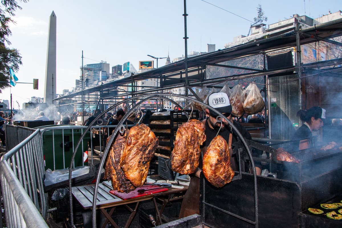 Cada concursante deberá asar tres cortes de carne: bondiola de cerdo, riñón y un plato regional