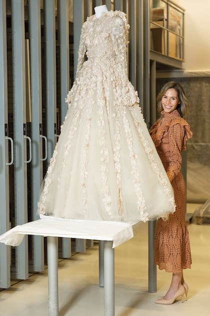 “Cada creación de Jorge era de una gran genialidad”, asegura Elina. En el maniquí, luce el vestido de novia que el diseñador realizó inspirándose en la Rosa Mística, de la cual era devoto. Este diseño –hecho con ocho metros de tul, con una capucha y 27 botones forrados en la espalda-, Ibáñez lo creó pensando en su musa: Elina.