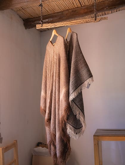 Cada creación es única y combina un poncho de vicuña y NFT
