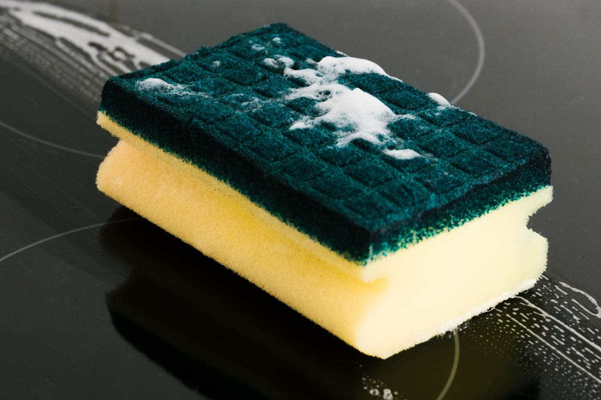 Cada cuánto hay que desinfectar la esponja de cocina y con qué hacerlo de modo correcto