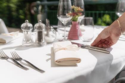 Siempre se usa primero el que está más alejado del plato