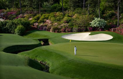 Cada detalle de la cancha par 72 del Masters se asemeja a la perfección; en la imagen, el par 5 del hoyo 13