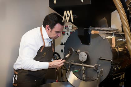 Cada día, se lo ve a Salvador tostando los distintos lotes de café