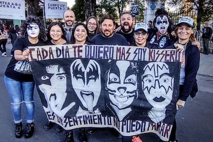 "Cada día te quiero más", un grupo de fans de Kiss de La Pampa llegó a Buenos Aires para despedir al grupo (Foto: Twitter @FlaClarembaux)
