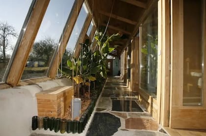 Cada Earthship tiene un invernadero en un lado para que los residentes puedan cultivar sus propios alimentos