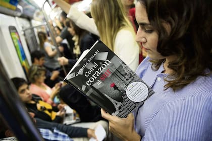 Cada ejemplar lleva un sticker que indica que el libro es para uso público