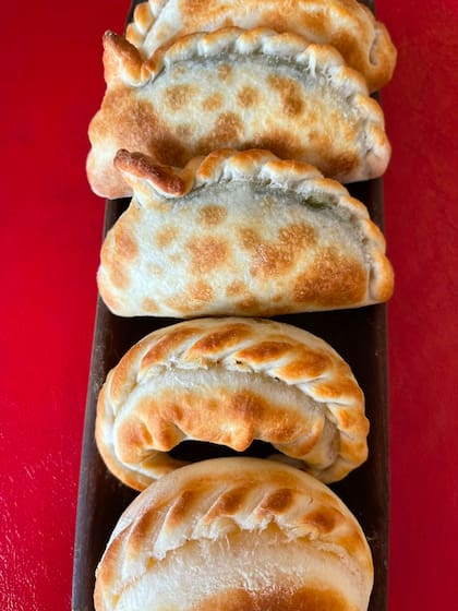 “Cada empanada se repulga manualmente y, como parte de nuestra tradición, respetamos las formas características de cada provincia", explican los Schiavo sobre el trabajo de Fortín Salteño