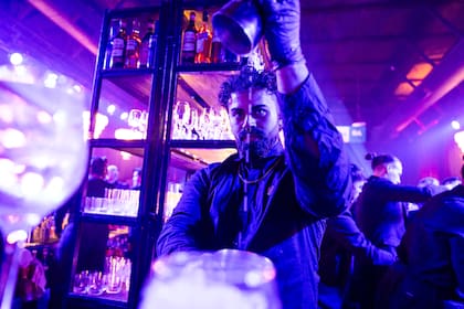 Cada encuentro contempla acreditación digital y acceso mediante código QR, una recepción con barra, finger food y música, una instancia de plato principal y pista de baile, y un cierre con postres, cocktails y contenido musical