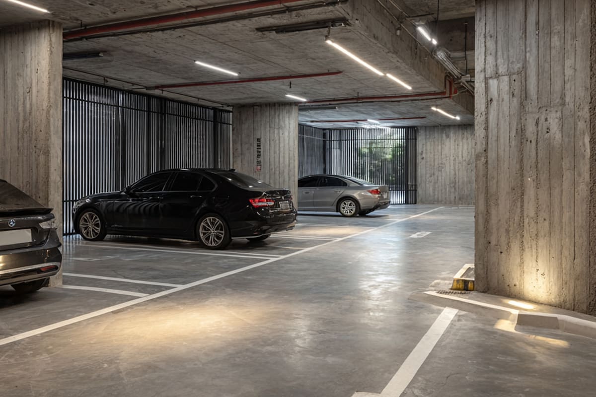 Cada espacio para estacionar debe contar con un ancho mínimo de 2,50 metros