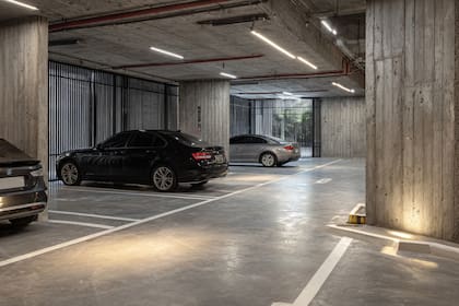 Cada espacio para estacionar debe contar con un ancho mínimo de 2,50 metros