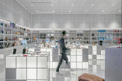 Cada establecimiento intenta lucir sus productos ayudados por iluminación artificial