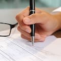Qué significa firmar con tu nombre completo, según una grafóloga