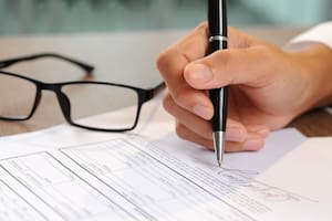 Qué significa firmar con tu nombre completo, según una grafóloga