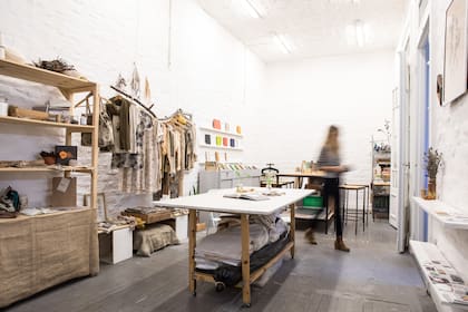 En el espacio se ofrecen piezas de joyería contemporánea, prendas estampadas con hojas, especias molidas a mano, y cuadernos, entre otras propuestas.
