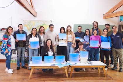 Cada institución recibe kits electrónicos con los que los estudiantes pueden explorar y experimentar con conceptos de programación, electrónica y mecánica.