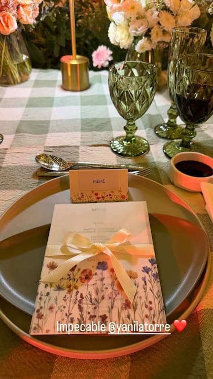 Cada invitada tenía su lugar reservado en la mesa (Foto: Instagram @yanilatorre)