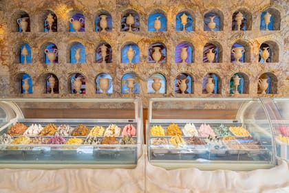Cada jarrón representa un sabor de helado que es proyectado con una pantalla detrás
